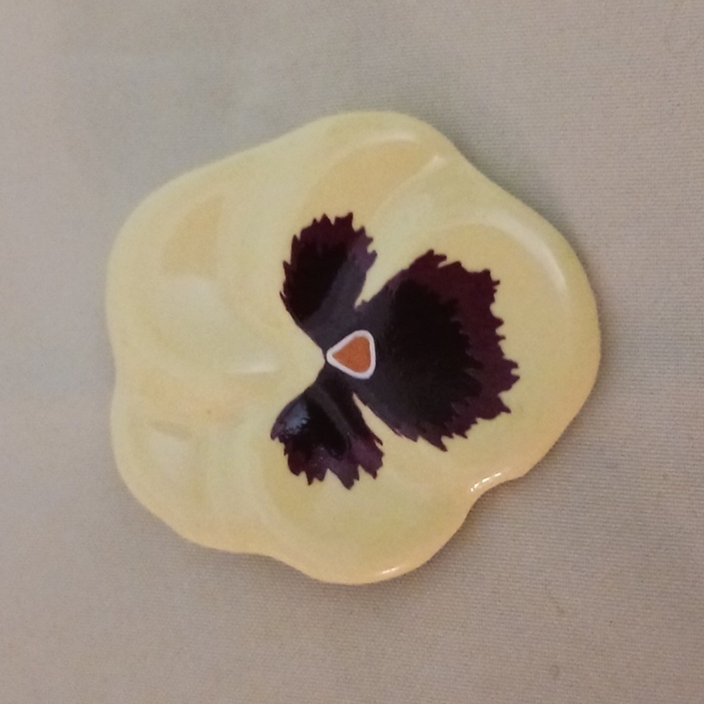 Vintage Avon Pansy Flower Brooch Pin Porcelain Yellow - Picture 4 of 6